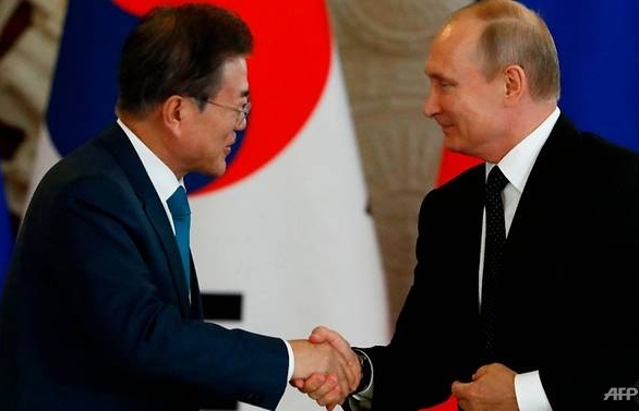 Putin invites two Koreas to economic summit