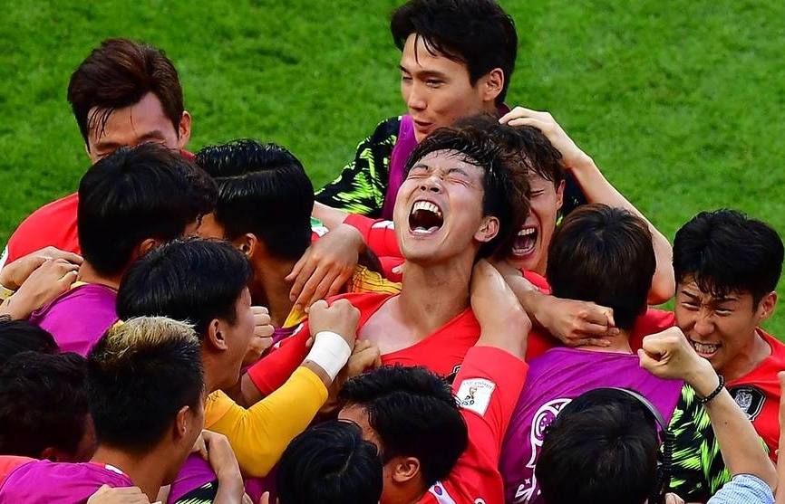 world cup champions germany crash out after 2 0 loss to south korea