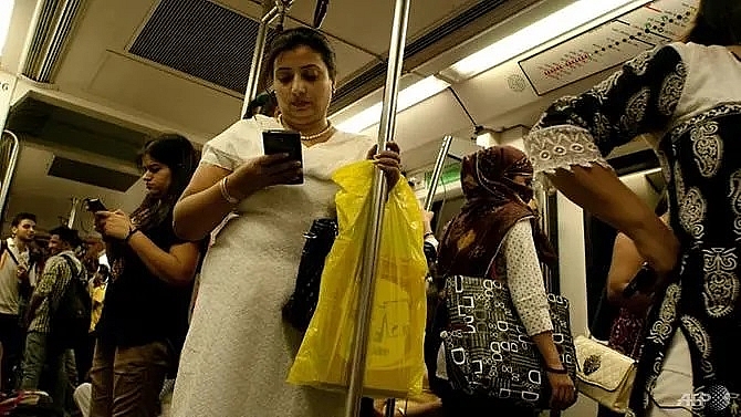 new delhi to offer free public transport for 850000 women