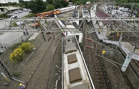 driver charged over fatal taiwan train derailment