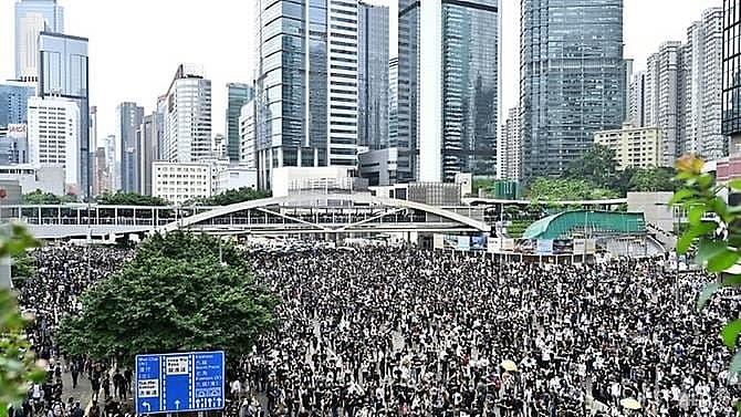 asian markets retreat as protests batter hong kong