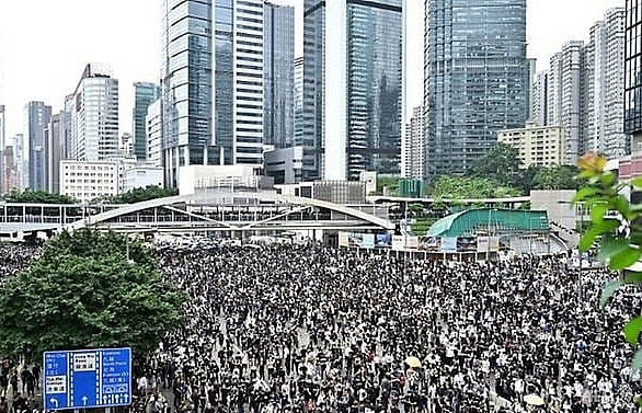 Asian markets retreat as protests batter Hong Kong