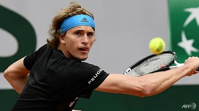 zverev negotiates tricky first round tie in halle