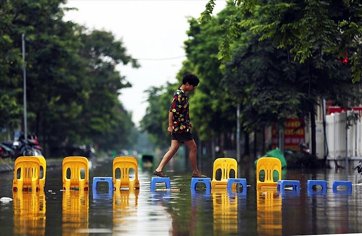 impressive photos taken by hanoi journalists put on display