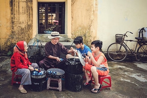 learning how to make sweet soup of black sesame seeds in hoi an