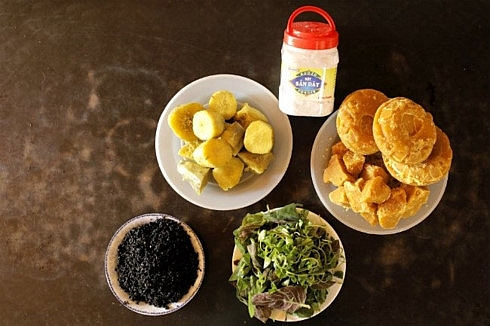 learning how to make sweet soup of black sesame seeds in hoi an