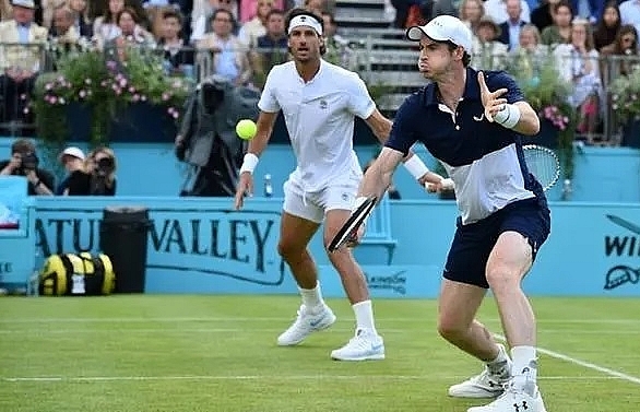 Sizzling Murray makes winning return at Queen's Club