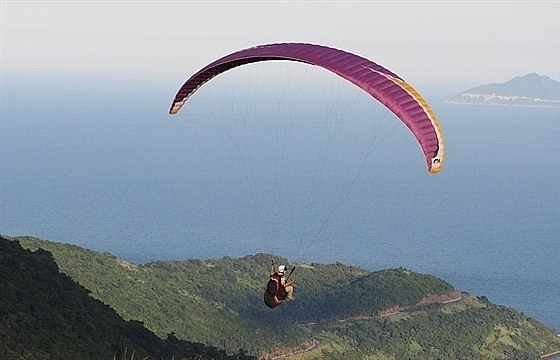 Paragliders to fly over Ly Son Island