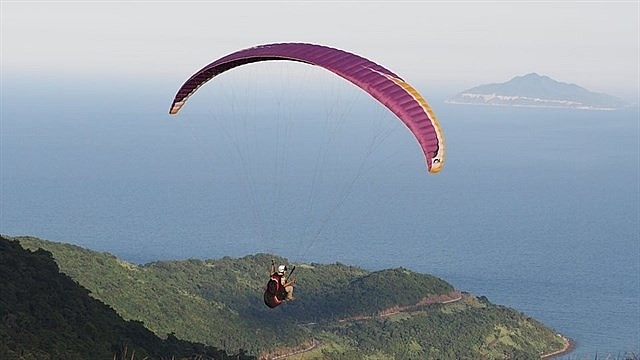 paragliders to fly over ly son island