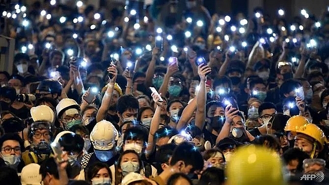 hong kong police slam illegal irrational hq protest