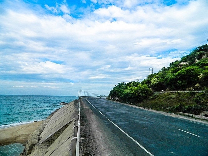 discovering stunning winding coastal roads of vietnam