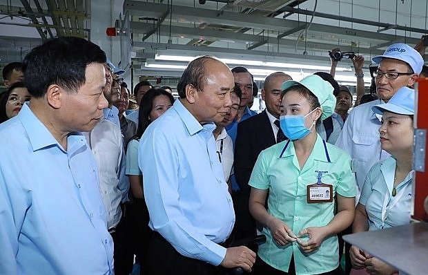 prime minister visits workers in bac ninh province