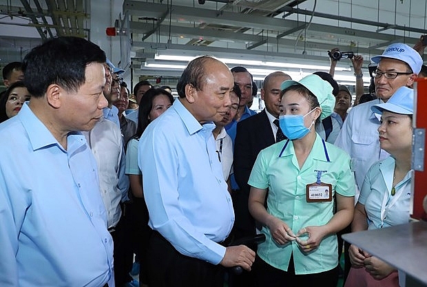 prime minister visits workers in bac ninh province