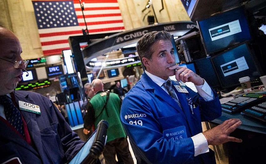 nasdaq closes at new record high but sp dow lower