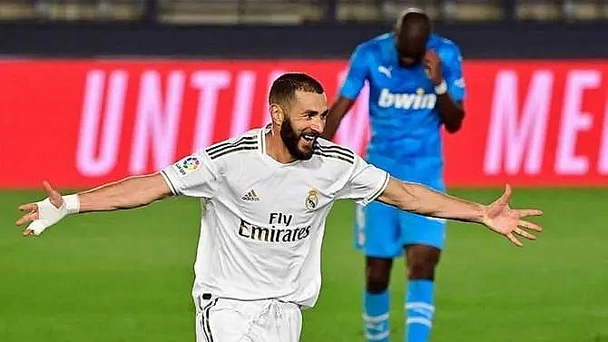 stunning benzema strike crowns real madrid win over valencia