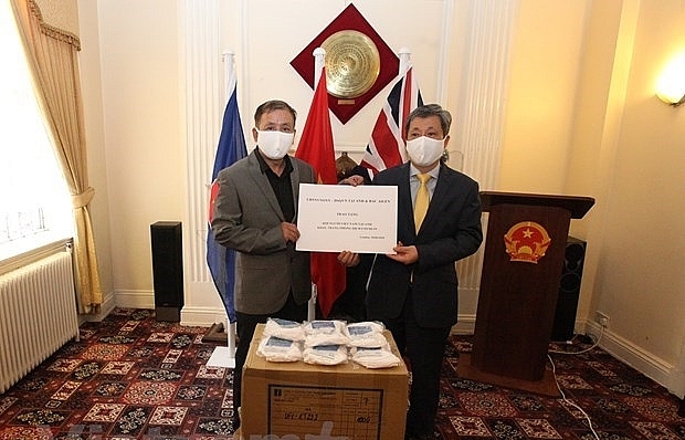 Vietnamese in UK receive face masks for preventing COVID-19