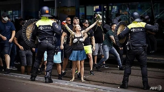 dutch police arrest hundreds at virus protest clashes