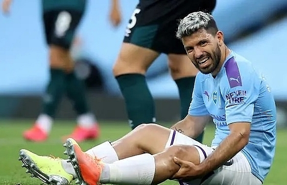 Man City's Aguero sent to Spain for check on knee injury