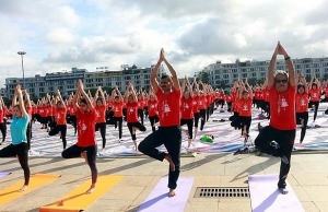 Int’l Yoga Day draws nearly 3,000 in Quang Ninh