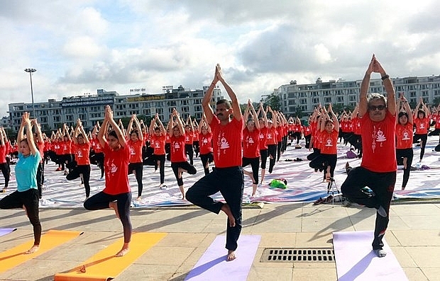 intl yoga day draws nearly 3000 in quang ninh