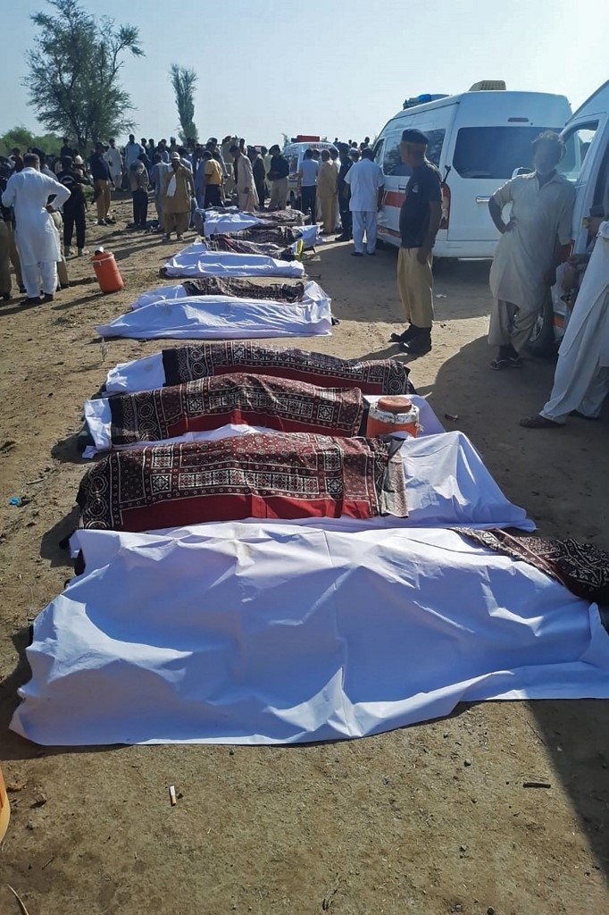 at least 30 killed in pakistan train crash