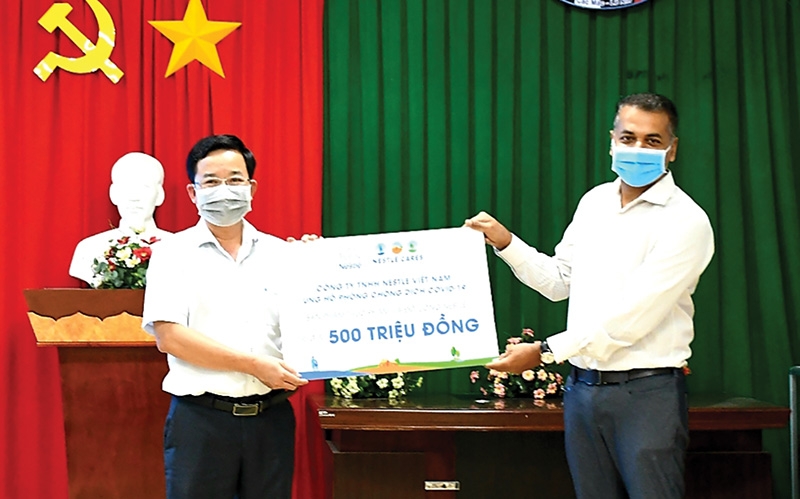 Managing director of Nestlé Vietnam Binu Jacob presenting a donation to Hung Yen authorities