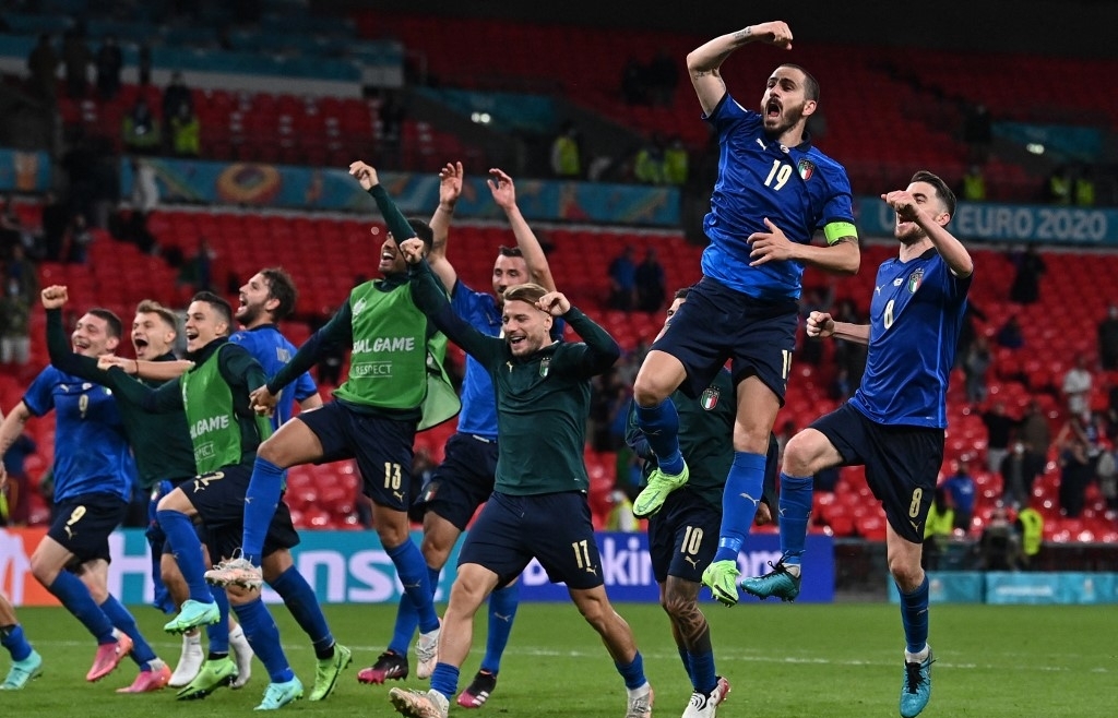 Italy see off battling Austria to join Denmark in Euro 2020 quarters