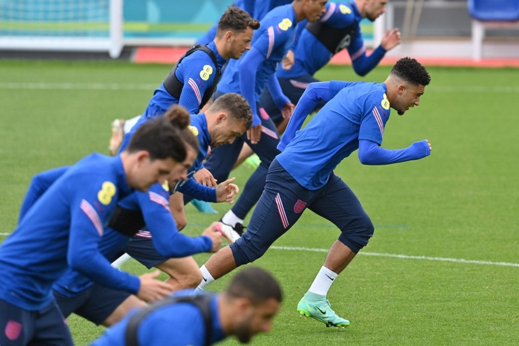 England's forward Jadon Sancho (R) and teammates take part in a training session at St George's Park in Burton-on-Trent on June 27, 2021 during the UEFA EURO 2020 football competition. JUSTIN TALLIS / AFP