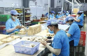 Foreign groups battle to retain their workers
