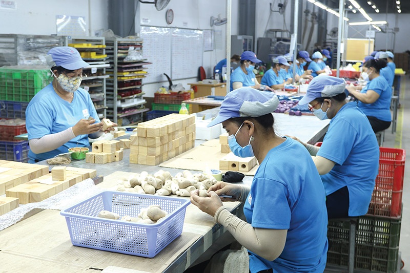 Foreign groups battle to retain their workers