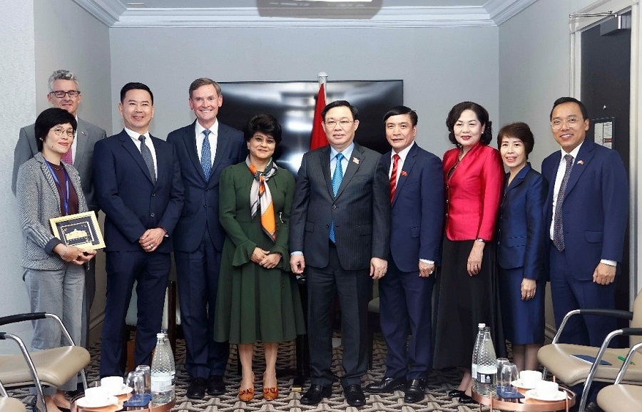 na chairman vuong dinh hue meets with prudentials leaders during uk visit