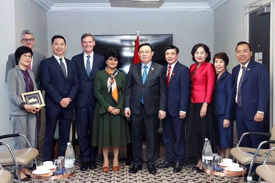 NA Chairman Vuong Dinh Hue meets with Prudential's leaders during UK visit