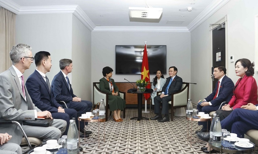 NA Chairman Vuong Dinh Hue meets with Prudential's leaders during UK visit