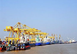 investors look to push up lach huyen port