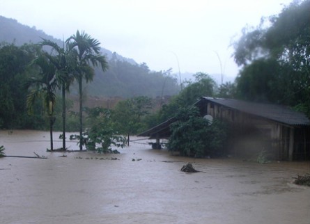 floods destroy houses crops in lao cai nghe an