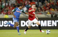 United start world tour with narrow victory