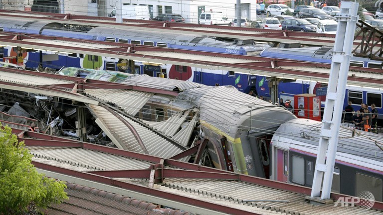 at least six dead many injured in derailment near paris