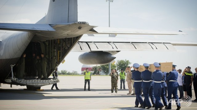 plane carrying mh17 bodies leaves ukraine for netherlands