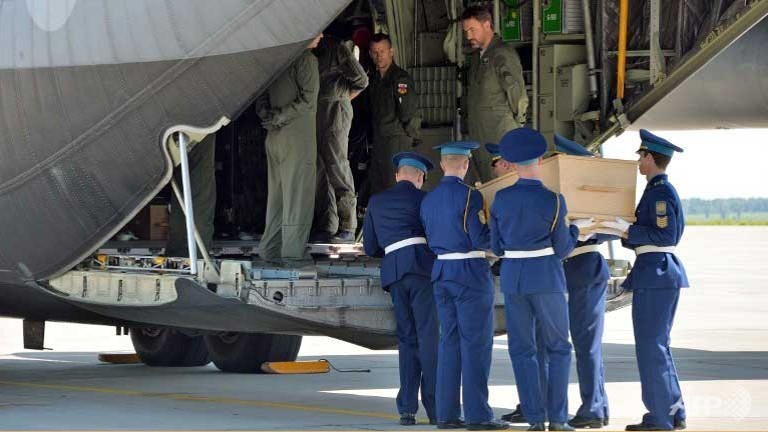 first mh17 bodies arrive in netherlands