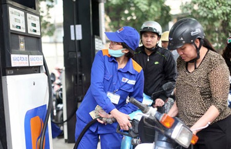 Vietnam sees first decrease in gasoline prices this year