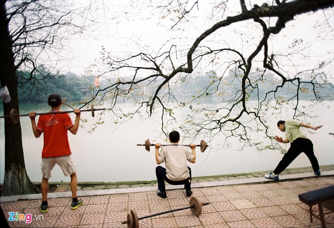the outdoor fitness room at hoan kiem lake