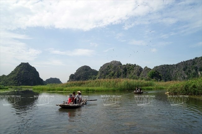 Với diện tích mặt nước rộng 3.500ha, tuyến du lịch trên mặt nước Vân Long trên những chiếc thuyền nan của người dân bản địa được đưa vào khai thác từ năm 1998. Với 2 tiếng đồng hồ đi thuyền, du khách được trải nghiệm một không gian bao la của trời mây non nước Vân Long. (Ảnh: Nguyễn Thắng)