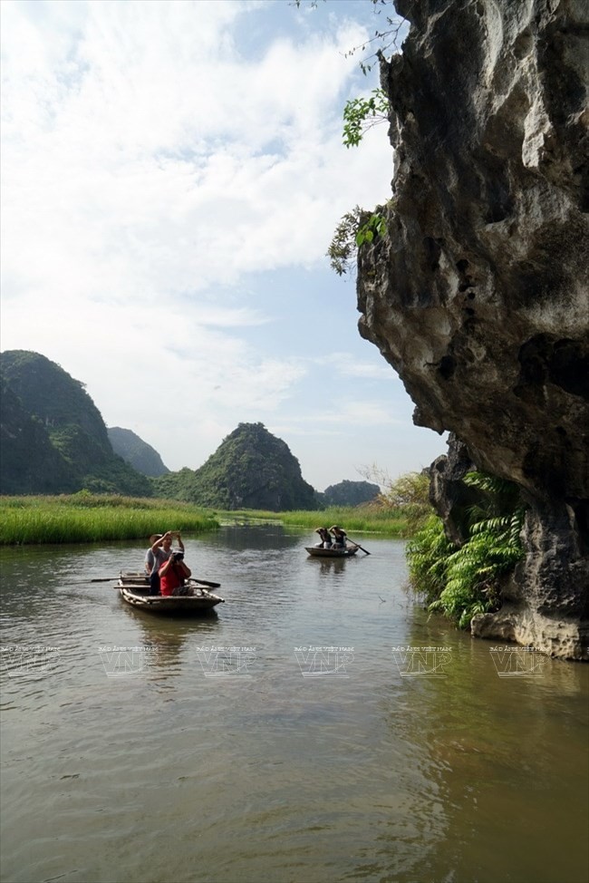 Du khách có thể thuê thuyền dạo chơi trên đầm.