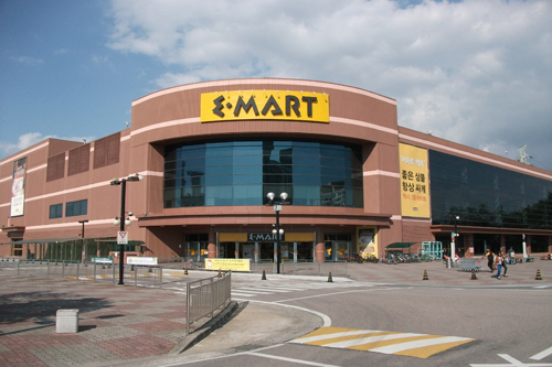 E-Mart chain widens market for local goods