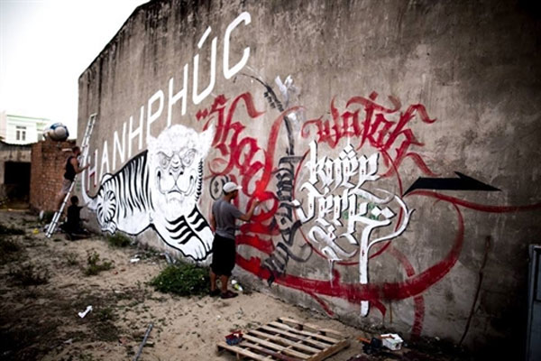 British graffiti artist, special art tour, tour guide, Vietnam economy, Vietnamnet bridge, English news about Vietnam, Vietnam news, news about Vietnam, English news, Vietnamnet news, latest news on Vietnam, Vietnam