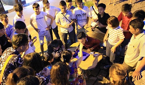 street magic amazes tourists in central vietnam