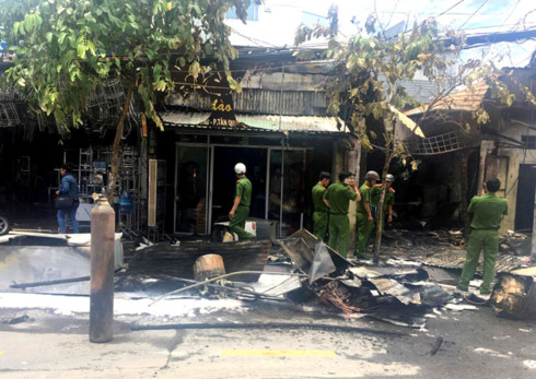 Fire in HCM City District 7 destroys 3 shops