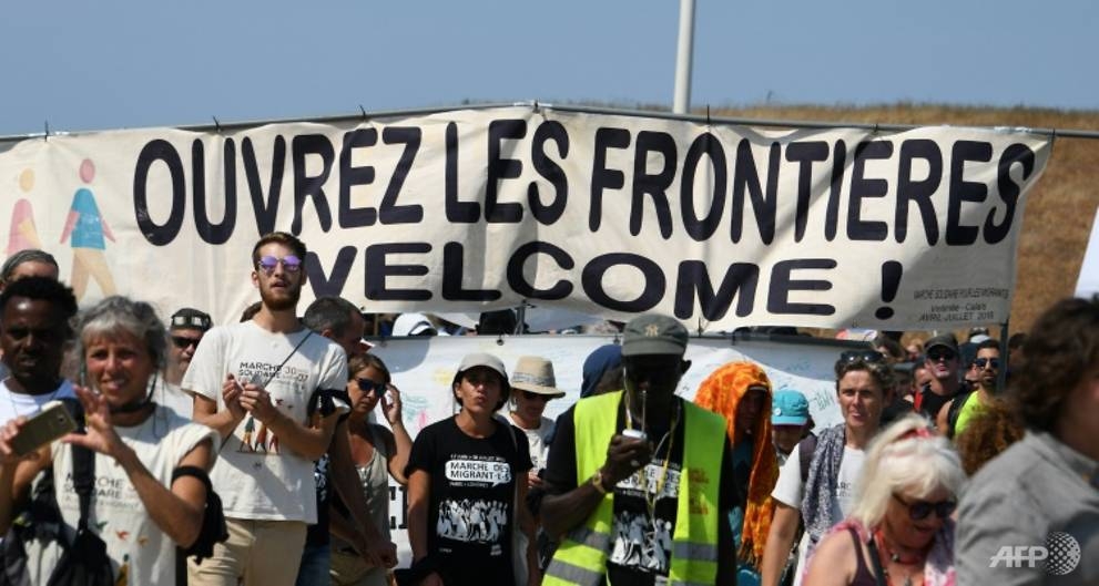 france holds 5 migrants who rode britain bound solidarity bus
