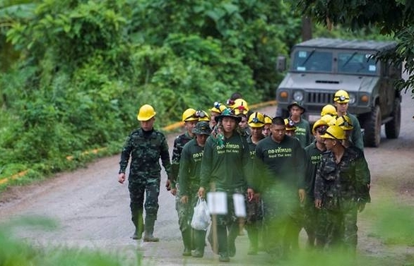Rain adds urgency to rescue of last five trapped in Thai cave