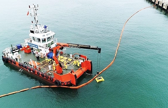 Thanh Hoa province holds oil spill response drill